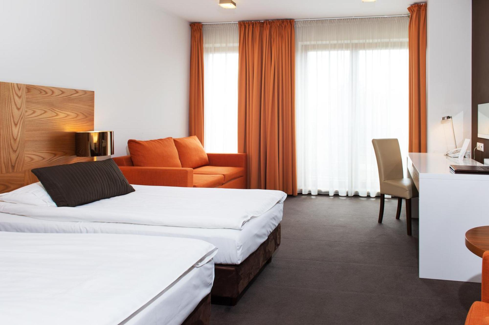 Bazuny Hotel&Spa コシチェジナ エクステリア 写真