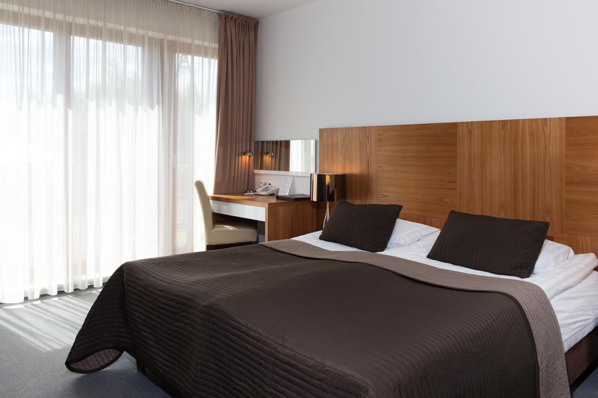 Bazuny Hotel&Spa コシチェジナ エクステリア 写真